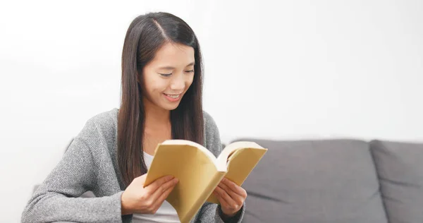 Woman Reading Book Home — Stock Photo, Image