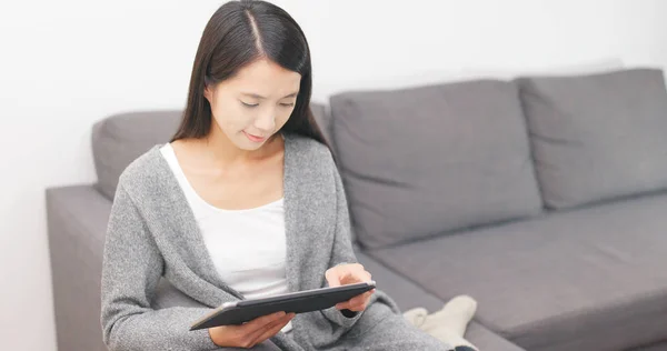 Vrouw Met Behulp Van Tablet Thuis — Stockfoto