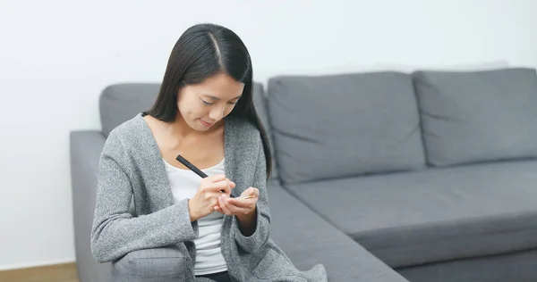 Jonge Vrouw Schrijven Creditnota Thuis — Stockfoto