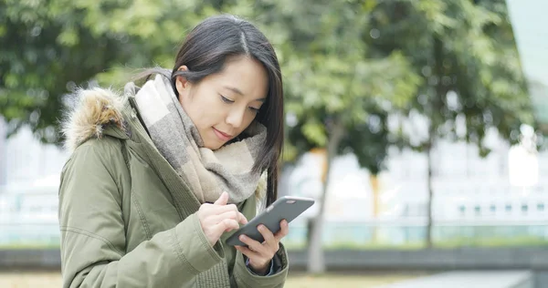 アジアの女性の屋外で携帯電話を使用して — ストック写真