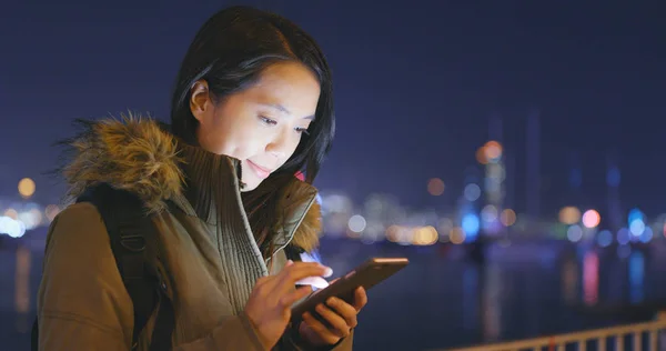 Asyalı Kadın Cep Telefonuyla Şehirde Geceleri — Stok fotoğraf