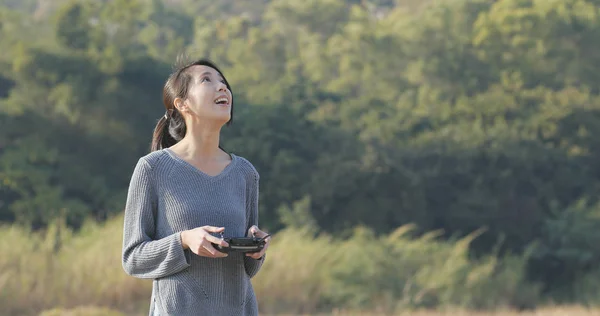 Woman Controling Flying Drone Park — Stock Photo, Image