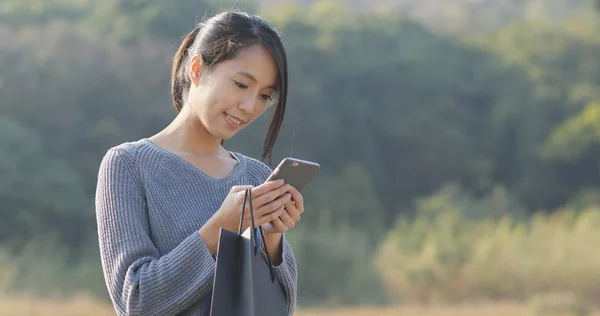 Mulher Usando Celular Sobre Fundo Verde — Fotografia de Stock