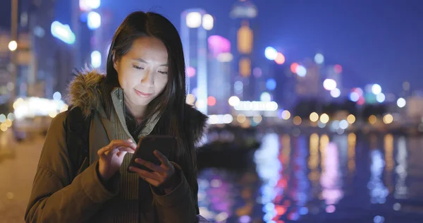 Mujer Asiática Usando Teléfono Celular Hong Kong Por Noche —  Fotos de Stock