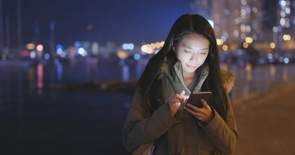 Mujer Usando Celular Hong Kong Por Noche —  Fotos de Stock