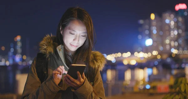 Mulher Asiática Usando Celular Hong Kong Noite — Fotografia de Stock