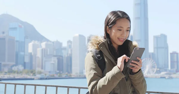 Žena Používající Smartphone Hong Kongu — Stock fotografie