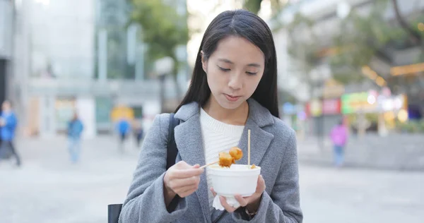 Žena Jíst Rybí Koule Hong Kong Styl Občerstvení — Stock fotografie