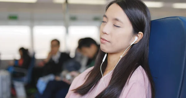 Mujer Durmiendo Ferry Escuchando Música —  Fotos de Stock