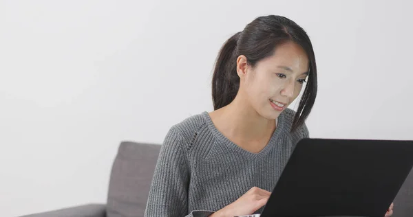 Frau Benutzt Laptop Hause — Stockfoto