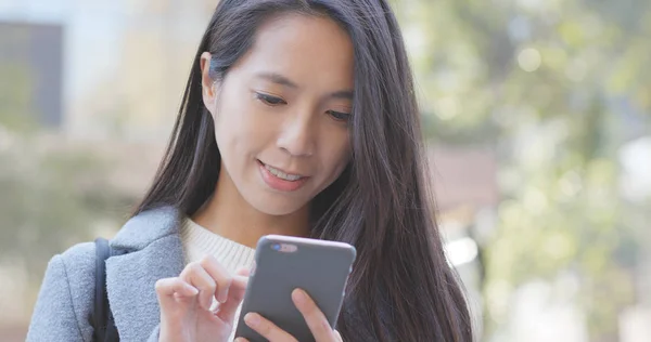 Businesswoman Using Smartphone Outdoor — Stock Photo, Image