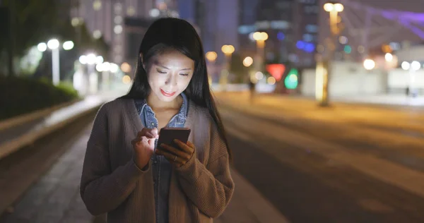 Mulher Jovem Usando Telefone Celular Cidade Noite — Fotografia de Stock