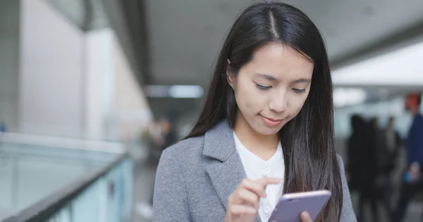 Zakenvrouw Met Smartphone Bij Buiten — Stockfoto