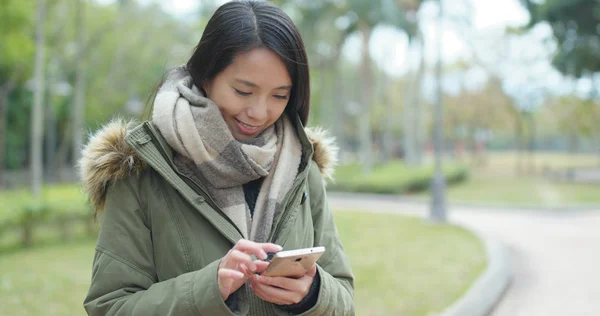 Woman Using Mobile Phone Park — Stock Photo, Image