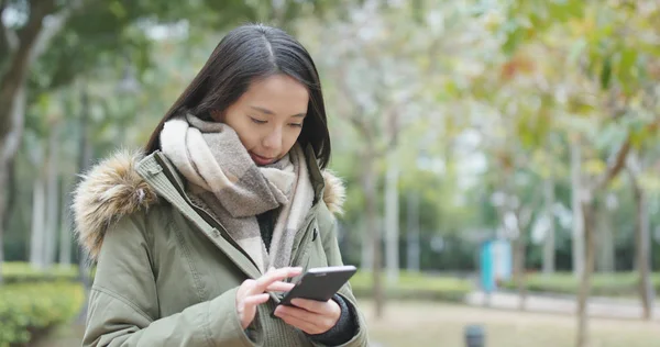 公園で携帯電話を使用しての女性 — ストック写真