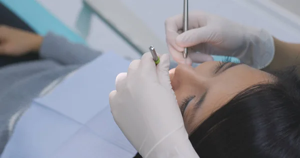 Hammaslääkäri Hoitaa Hampaita Naispotilaalle Klinikalla — kuvapankkivalokuva