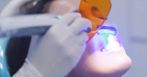 Dentista Che Utilizza Cura Dentale Lampada Sui Denti Del Paziente — Foto Stock