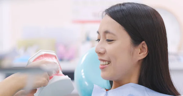 Dentista Mostrando Escovação Dentária Clínica — Fotografia de Stock