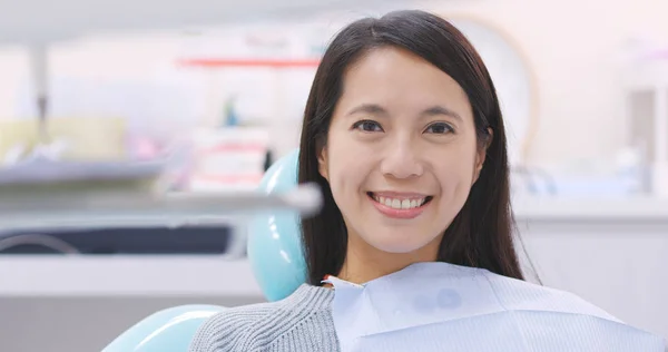 Patient Smiling Camera Dental Clinic Office — Stock Photo, Image