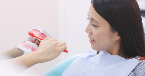 Dentiste Montrant Patient Comment Brosser Les Dents — Photo