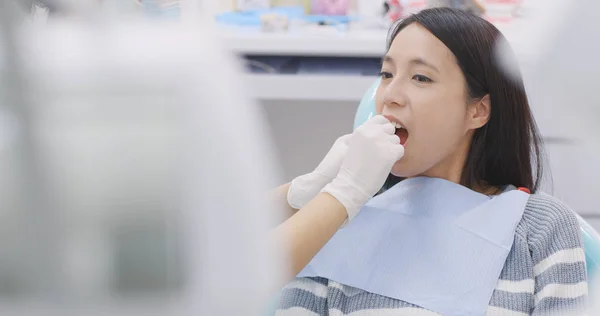 Dentista Mostrando Uso Fio Dental Clínica — Fotografia de Stock