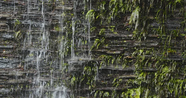 Mauersteine Und Wasserfall Hautnah — Stockfoto