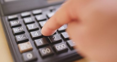 Hesap makinesi kullanan adam yakın çekim