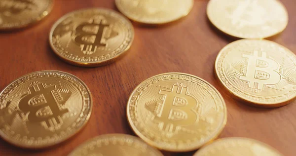 Goldene Bitcoins Auf Hölzernem Hintergrund — Stockfoto