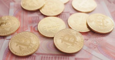 Bitcoins ve Rmb banknotlar yakın çekim 