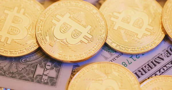Bitcoins Und Usd Banknoten Aus Nächster Nähe — Stockfoto
