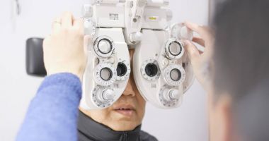 Yaşlı adam tabi göz testi 