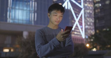 Cep telefonu açık, kullanan adam 