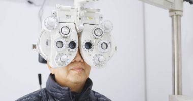 Göz testi yapan üst düzey Asya erkek 