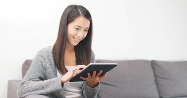 evde tablet bilgisayar kullanan kadın 