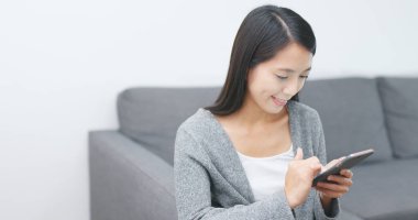 Cep telefonundan mesaj gönderen kadın 