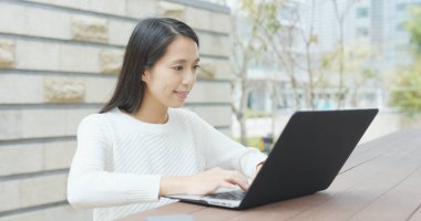 Açık, dizüstü bilgisayarda çalışan kadın 