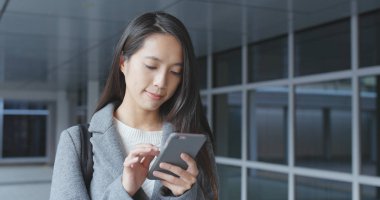 Smartphone, açık kullanarak iş kadını 