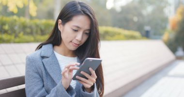 İş kadını, açık istimal hareket eden telefon 