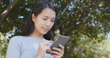 cep telefonu açık, kullanan kadın 