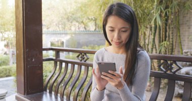 cep telefonu açık, kullanan kadın 