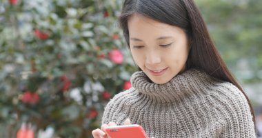 Cep telefonundan mesaj gönderen kadın 