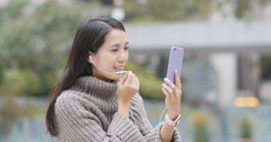 Cep telefonu üzerinde canlı akışı yapma kadın 