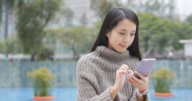 Cep telefonu kullanan iş kadını 