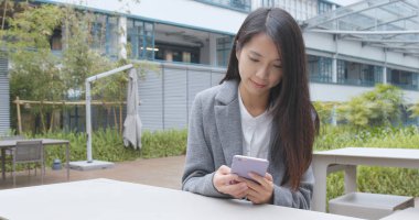 İş kadını iş üstünde hareket eden telefon Park 