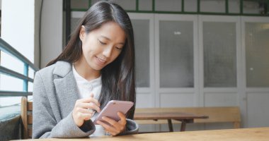 kafede Smartphone kullanarak iş kadını 