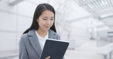 Tablet bilgisayarda çalışan iş kadını 