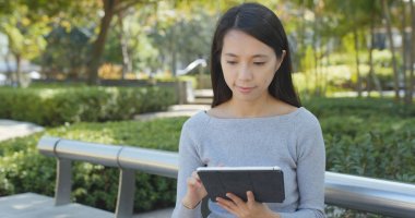 Tablet bilgisayar kullanan kadın 