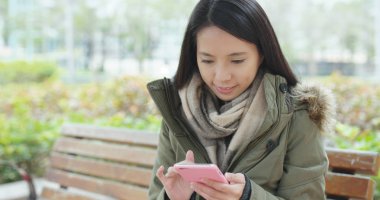 Kahve dükkanında cep telefonu kullanan kadın 