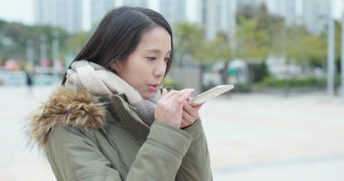 Kadın açık, cep telefonu üzerinde sesli mesaj gönderme 