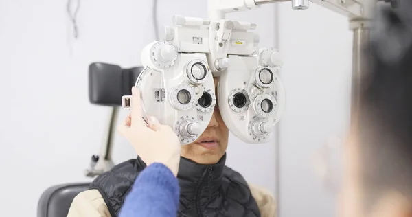 Homem Sênior Fazendo Teste Ocular — Fotografia de Stock